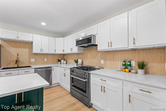 Builiding view ten for 784 Barrington, Grosse Pointe, MI. 48230