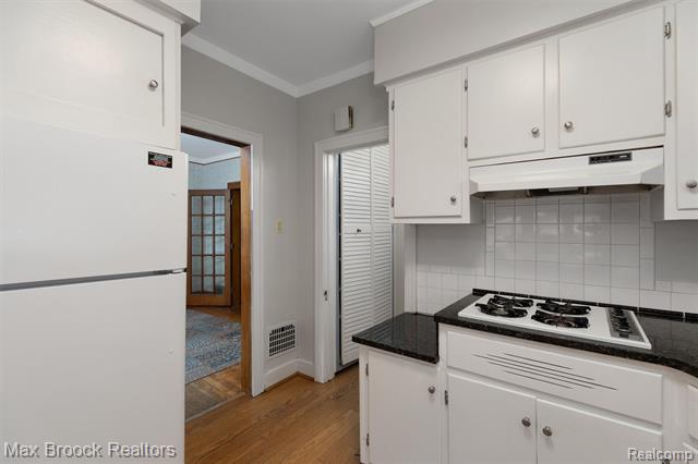 Builiding view nine for 1337 Wayburn, Grosse Pointe, MI. 48230