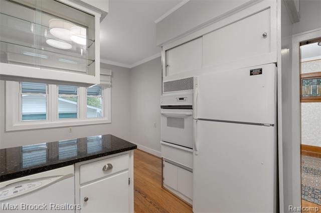 Builiding view ten for 1337 Wayburn, Grosse Pointe, MI. 48230