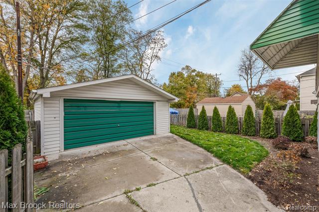 Builiding view twenty eight for 1337 Wayburn, Grosse Pointe, MI. 48230