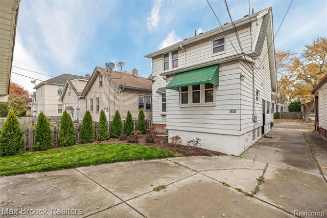 Builiding view twenty five for 1337 Wayburn, Grosse Pointe, MI. 48230