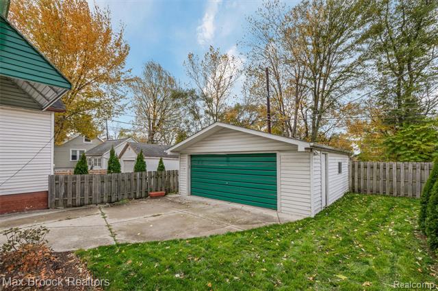 Builiding view twenty seven for 1337 Wayburn, Grosse Pointe, MI. 48230