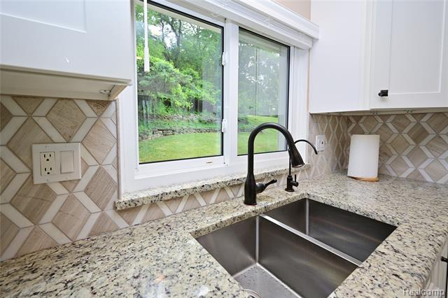 Builiding view eight for 24136 Twin Valley, Farmington, MI. 48336