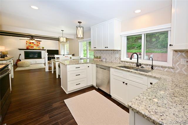 Builiding view five for 24136 Twin Valley, Farmington, MI. 48336