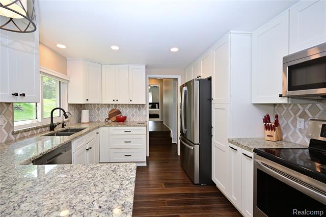 Builiding view nine for 24136 Twin Valley, Farmington, MI. 48336