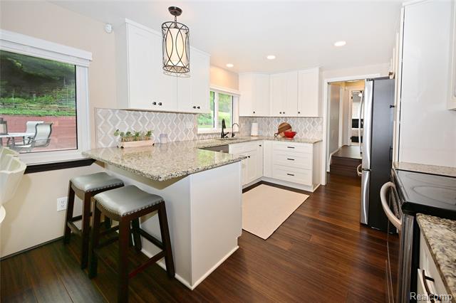 Builiding view seven for 24136 Twin Valley, Farmington, MI. 48336