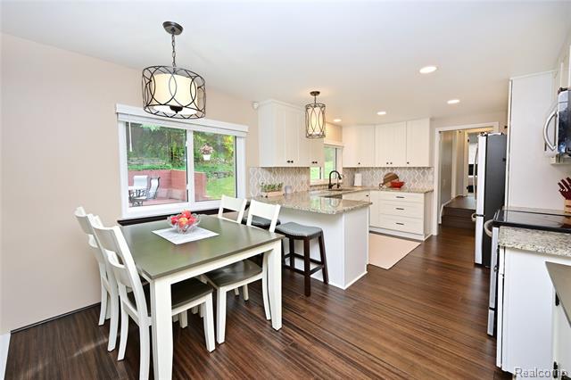 Builiding view ten for 24136 Twin Valley, Farmington, MI. 48336