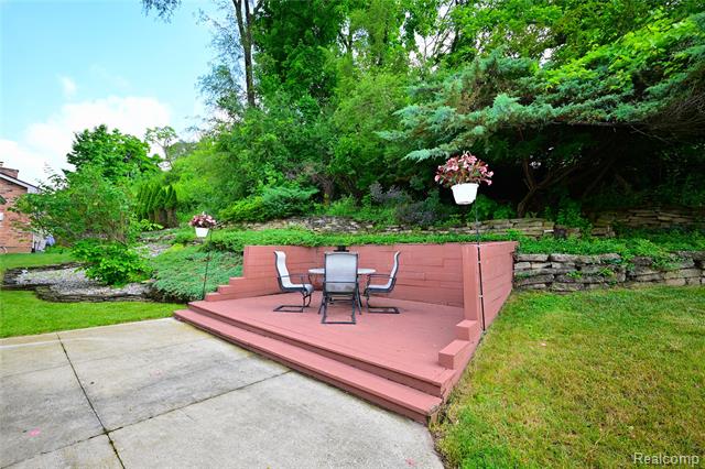 Builiding view thirty two for 24136 Twin Valley, Farmington, MI. 48336