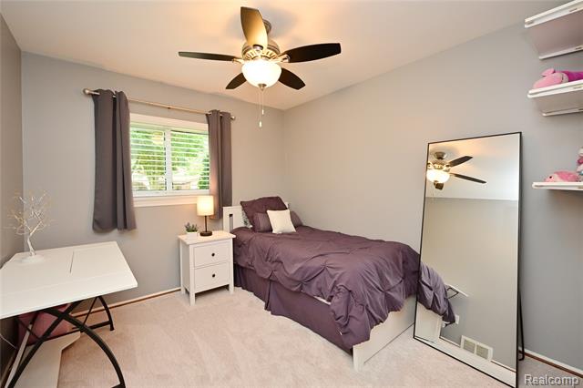 Builiding view twenty one for 24136 Twin Valley, Farmington, MI. 48336