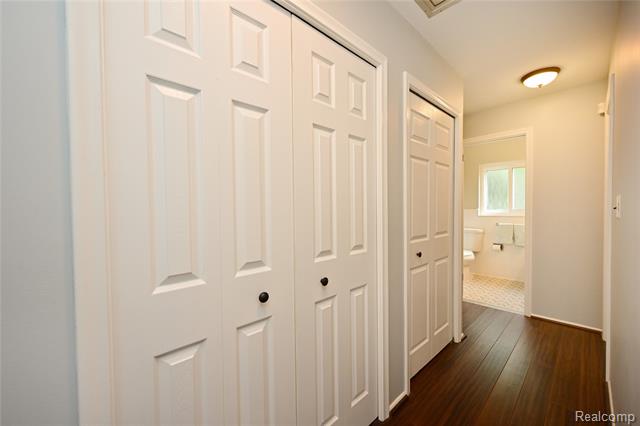 Builiding view twenty two for 24136 Twin Valley, Farmington, MI. 48336