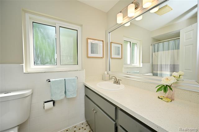 Builiding view twenty for 24136 Twin Valley, Farmington, MI. 48336
