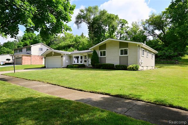 front view for 24136 Twin Valley Ct, Farmington, Mi. 48336