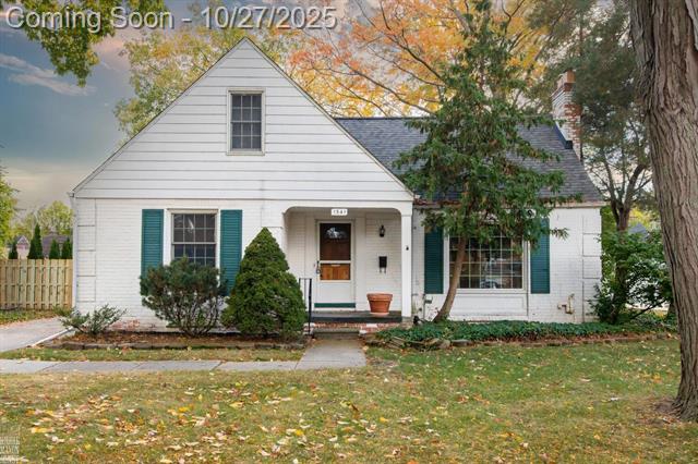 front view picture of 1341 Hawthorne Rd, Grosse Pointe, MI. 48236