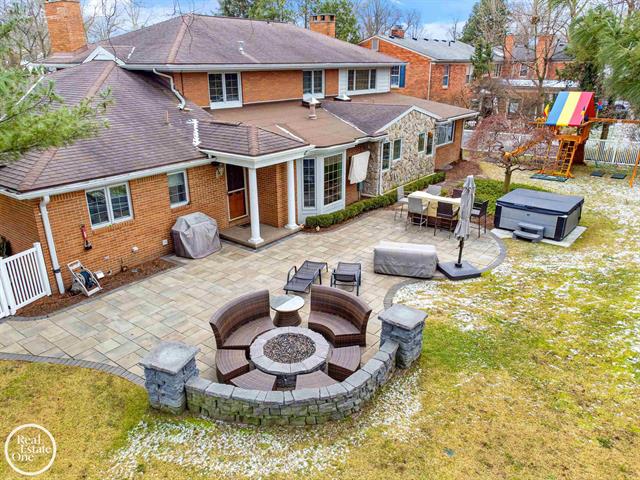 Builiding view eighty nine for 535 Ballantyne, Grosse Pointe, MI. 48236