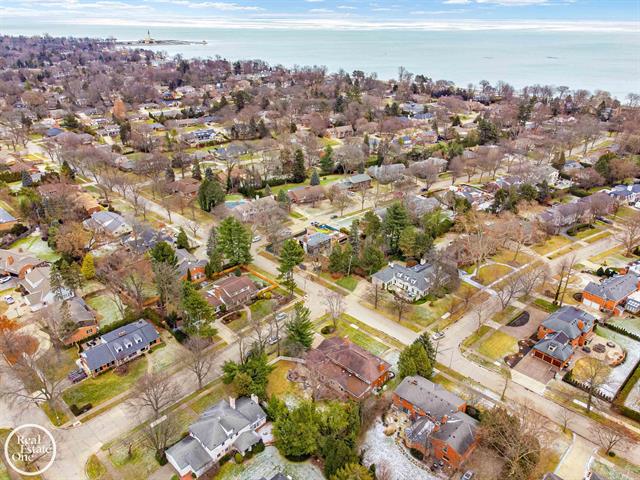 Builiding view eighty three for 535 Ballantyne, Grosse Pointe, MI. 48236
