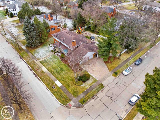 Builiding view eighty for 535 Ballantyne, Grosse Pointe, MI. 48236