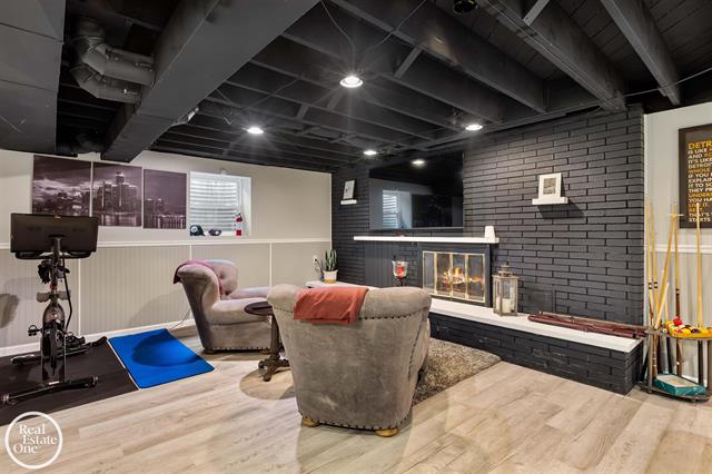 Builiding view fifty six for 535 Ballantyne, Grosse Pointe, MI. 48236