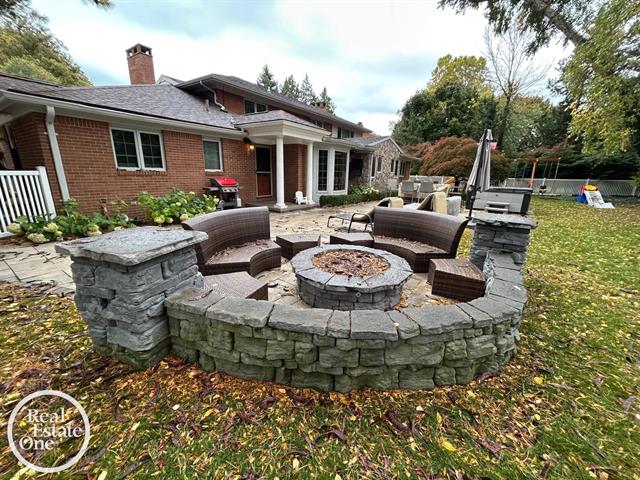 Builiding view ninety for 535 Ballantyne, Grosse Pointe, MI. 48236