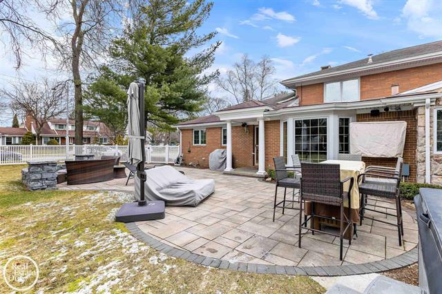 Builiding view seventy six for 535 Ballantyne, Grosse Pointe, MI. 48236