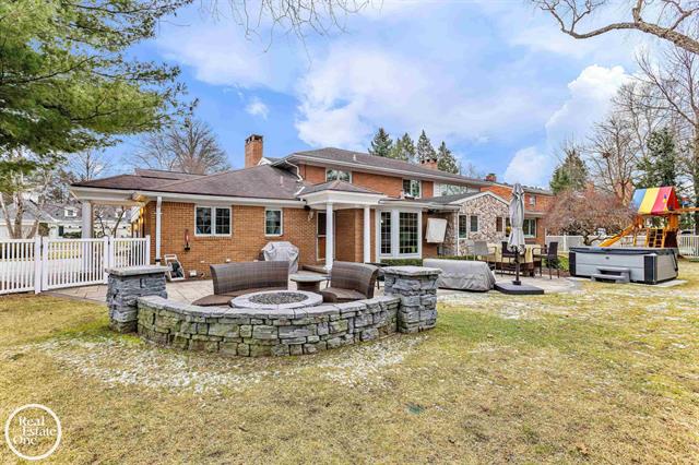 Builiding view seventy for 535 Ballantyne, Grosse Pointe, MI. 48236