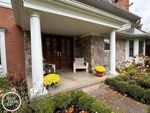 Builiding view ten for 535 Ballantyne, Grosse Pointe, MI. 48236