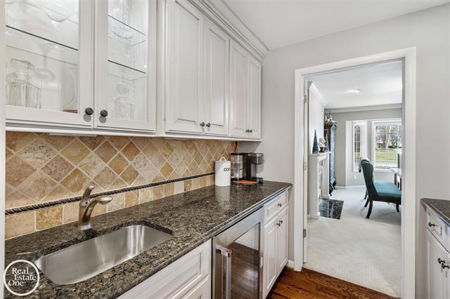 Builiding view twenty eight for 535 Ballantyne, Grosse Pointe, MI. 48236