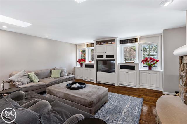 Builiding view twenty one for 535 Ballantyne, Grosse Pointe, MI. 48236