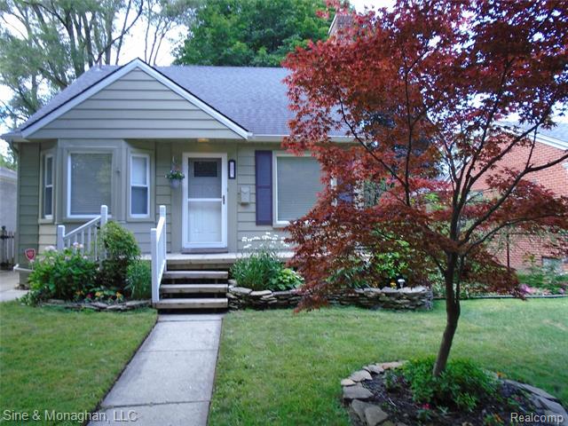 front view for 2073 Hampton Rd, Grosse Pointe, Mi. 48236