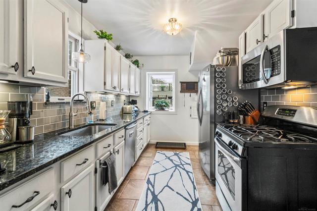 Builiding view fifteen for 1985 Country Club, Grosse Pointe, MI. 48236