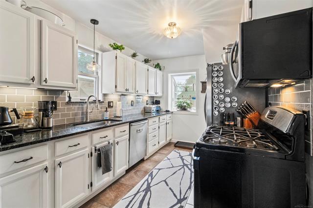 Builiding view sixteen for 1985 Country Club, Grosse Pointe, MI. 48236