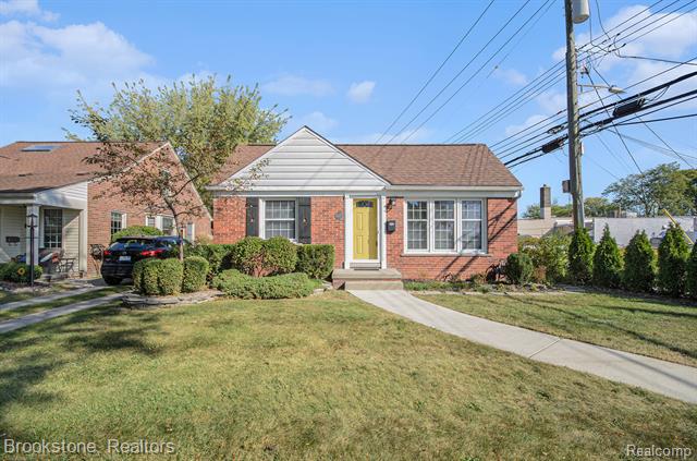 front view picture of 1828 Lochmoor Ave, Grosse Pointe, MI. 48236