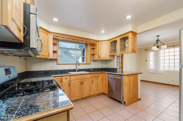 Builiding view eight for 201 Mcmillan, Grosse Pointe, MI. 48236