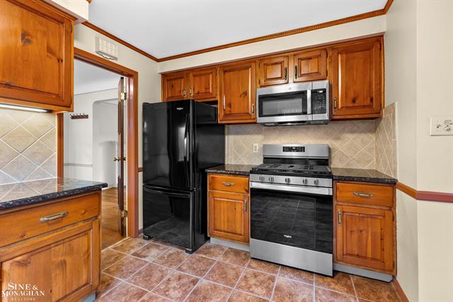 Builiding view ten for 343 Mount Vernon, Grosse Pointe, MI. 48236