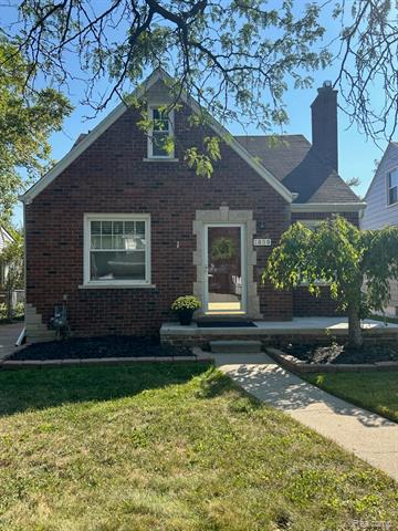 front view picture of 1809 Roslyn Rd, Grosse Pointe, MI. 48236
