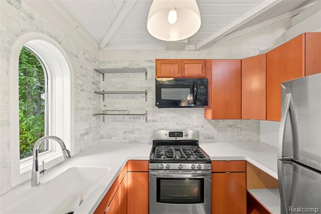 Builiding view eleven for 21737 Roslyn, Harper Woods, MI. 48225