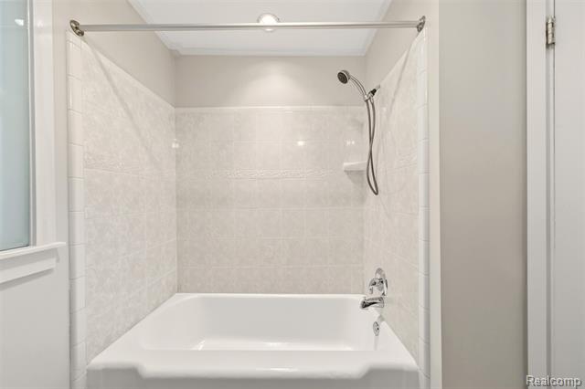 Builiding view fifteen for 21737 Roslyn, Harper Woods, MI. 48225