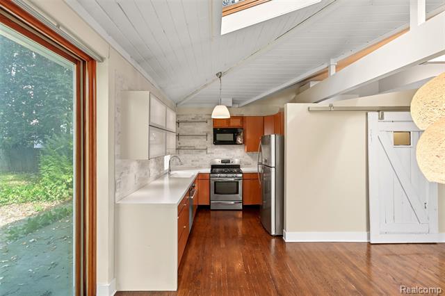 Builiding view nine for 21737 Roslyn, Harper Woods, MI. 48225