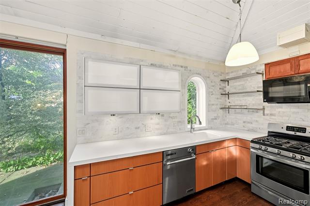 Builiding view seven for 21737 Roslyn, Harper Woods, MI. 48225