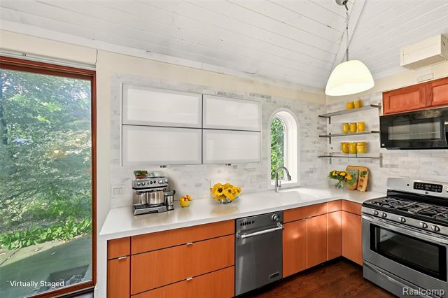 Builiding view six for 21737 Roslyn, Harper Woods, MI. 48225