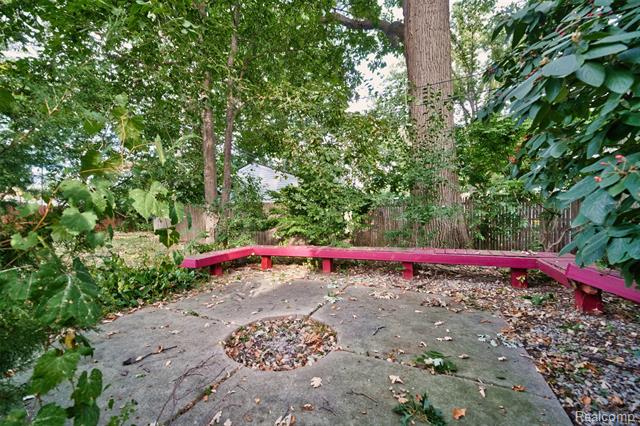 Builiding view thirty eight for 21737 Roslyn, Harper Woods, MI. 48225