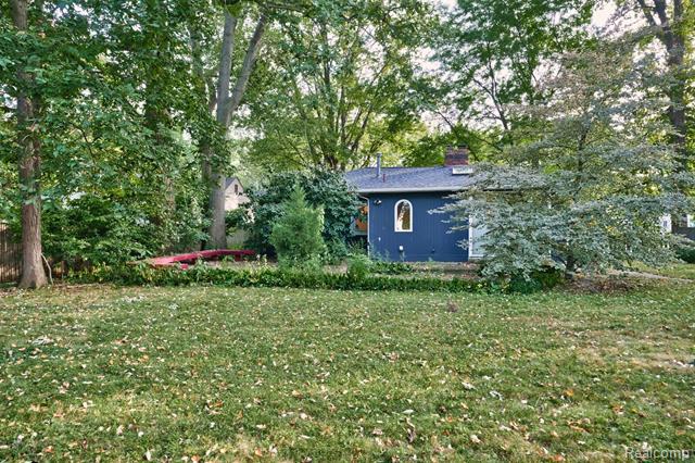 Builiding view thirty five for 21737 Roslyn, Harper Woods, MI. 48225