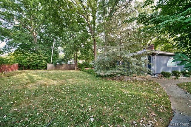 Builiding view thirty four for 21737 Roslyn, Harper Woods, MI. 48225