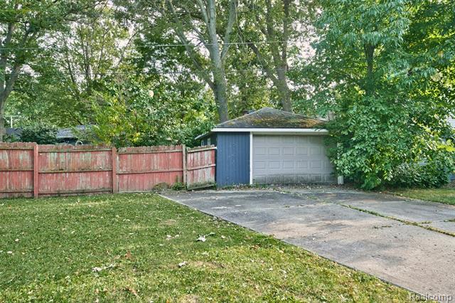 Builiding view thirty nine for 21737 Roslyn, Harper Woods, MI. 48225