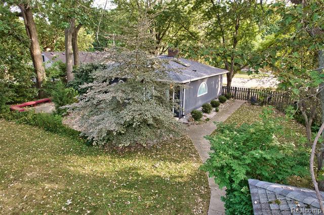 Builiding view thirty one for 21737 Roslyn, Harper Woods, MI. 48225