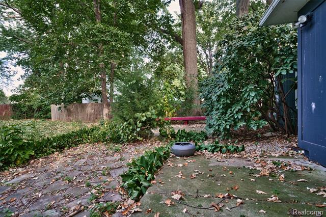 Builiding view thirty seven for 21737 Roslyn, Harper Woods, MI. 48225