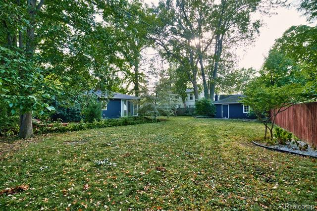 Builiding view thirty six for 21737 Roslyn, Harper Woods, MI. 48225