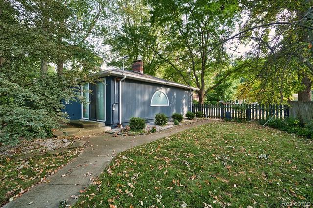 Builiding view thirty three for 21737 Roslyn, Harper Woods, MI. 48225