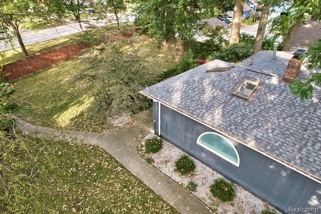 Builiding view thirty two for 21737 Roslyn, Harper Woods, MI. 48225