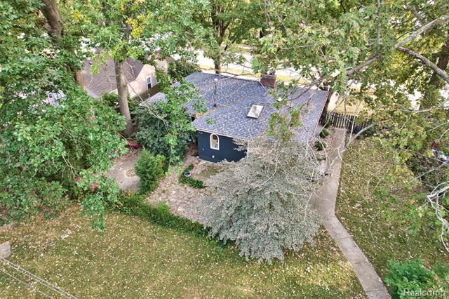 Builiding view thirty for 21737 Roslyn, Harper Woods, MI. 48225