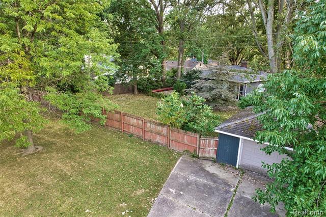 Builiding view twenty eight for 21737 Roslyn, Harper Woods, MI. 48225